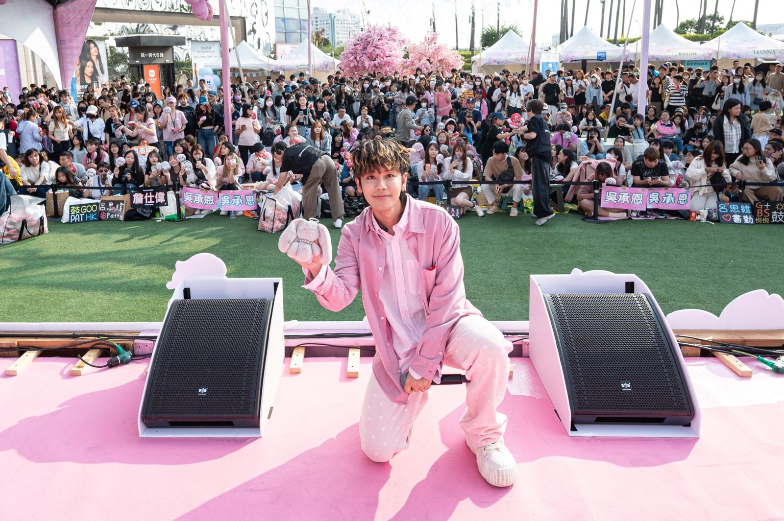 鼓鼓閃瞎眾人！婚後1週年現身粉紅野餐日　認了最常陪「她們」野餐