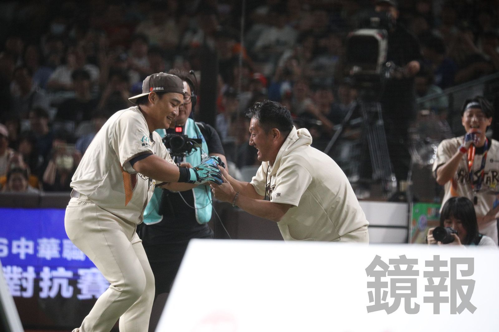 平野惠一跌倒不是演的!送水卻自己喝下肚 王政順:真的有嚇到