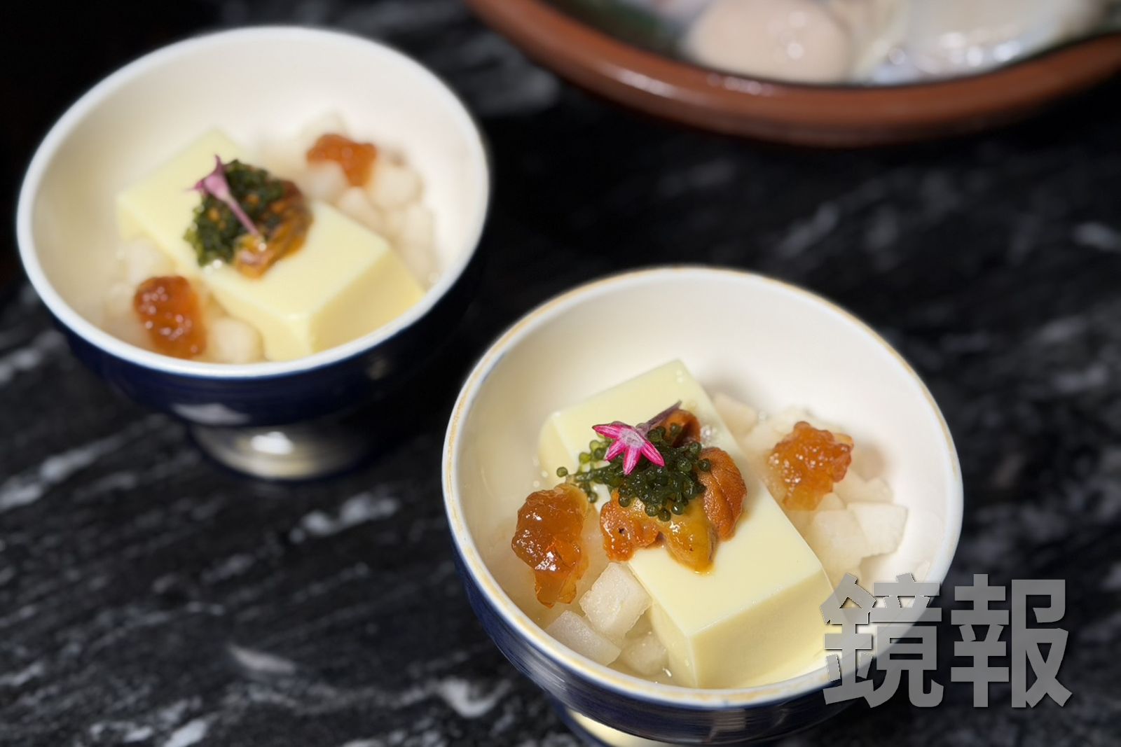 「秋梨海葡萄雲丹豆腐」滑嫩芙蓉豆腐覆上北海道海膽,搭配秋梨與海葡萄,清爽果香交織鮮美海味。(9,880元雙人套餐菜色)