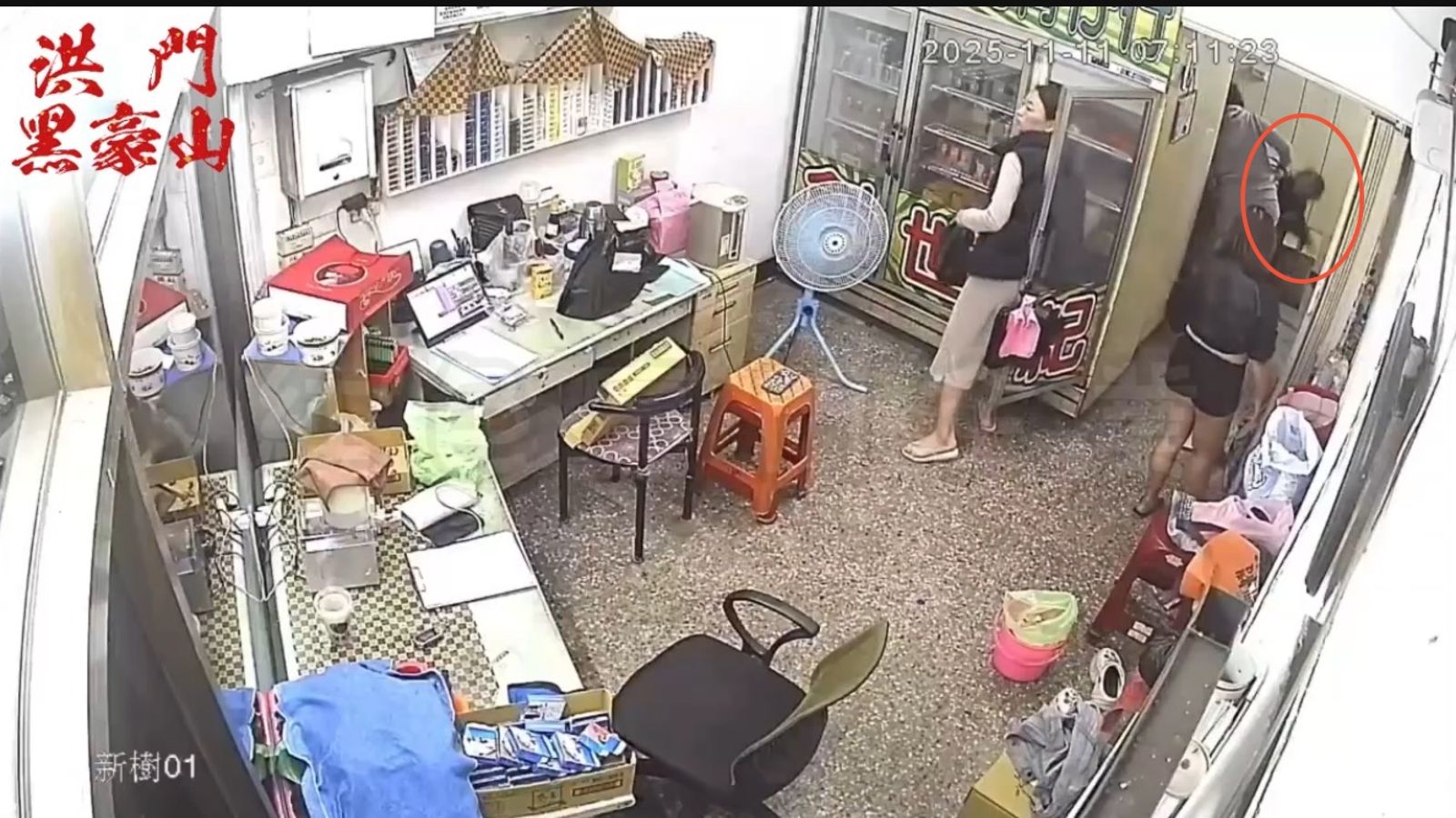 女童母親單手抓著女童手臂，動作像在「抓雞」，然後將人狠狠甩飛重摔在紙箱上。翻攝畫面