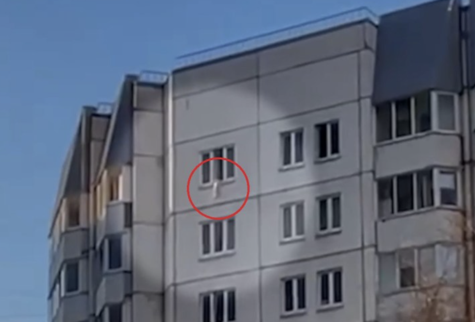 嬰兒開窗玩耍急墜33公尺！天使護士「用外套接住」救回一命