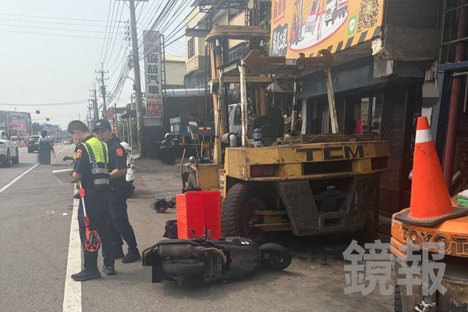台中大肚區沙田路是大甲媽遶境回鑾必經之路，這起堆高機與機車碰撞的車禍事故，引發不少信眾關注。民眾提供
