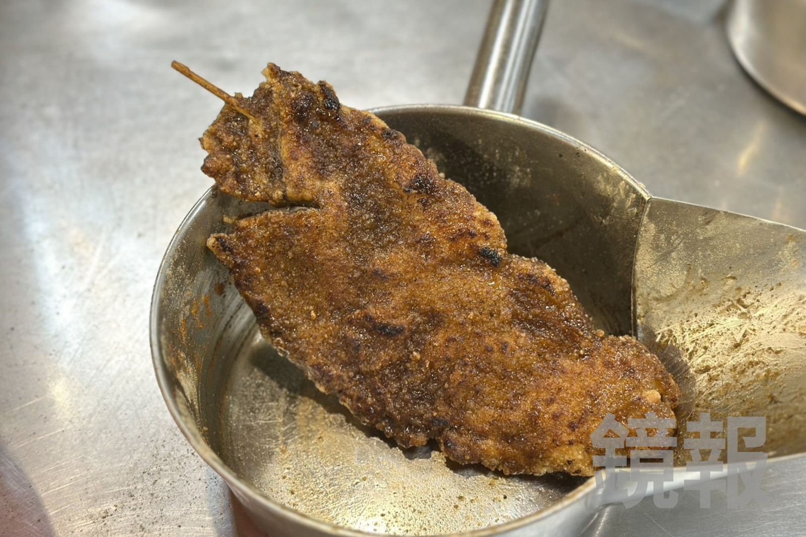 「碳烤雞排」先炸後烤,麵衣酥香,吸附祕製醬的鹹香與胡椒辛香。(80元/份)