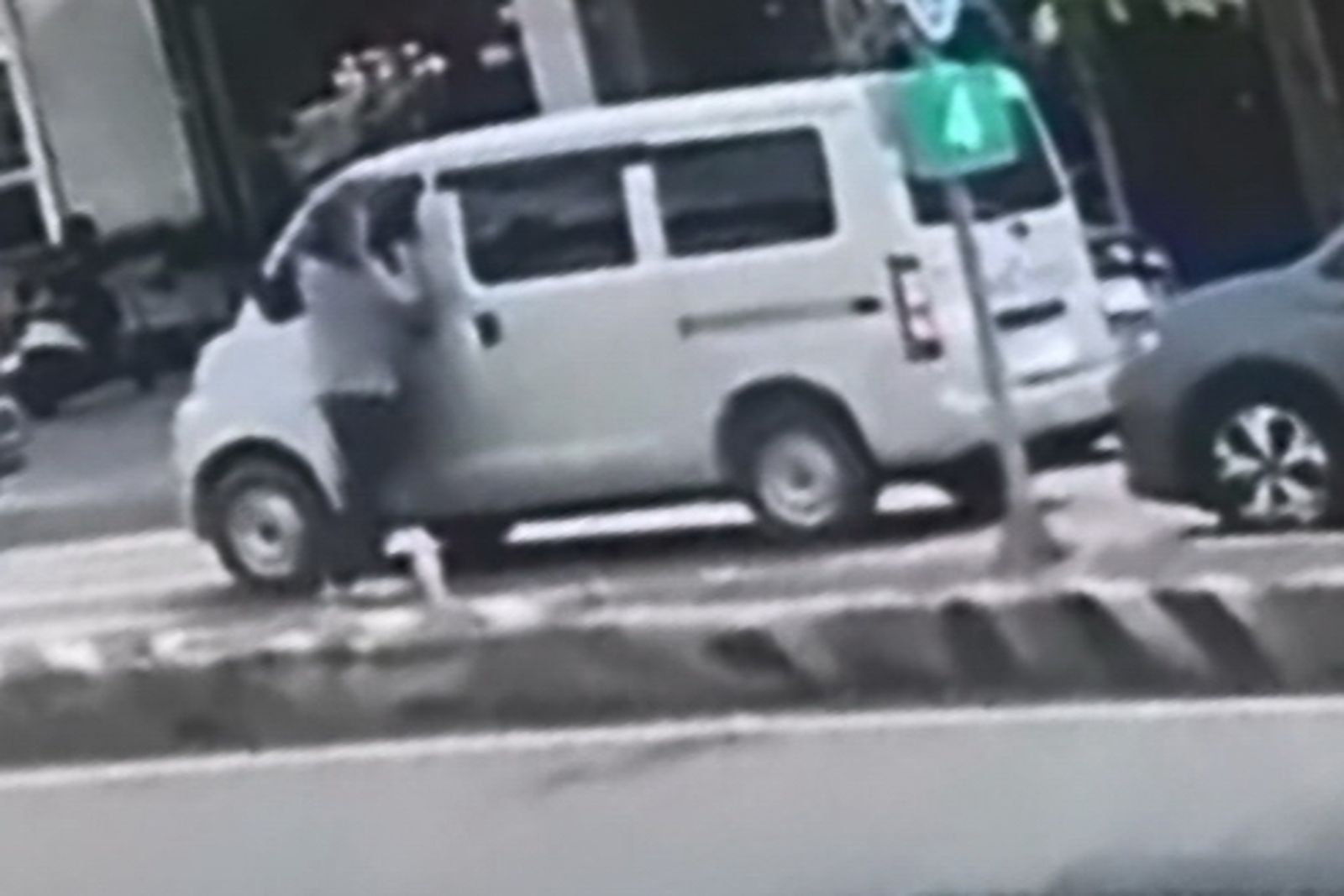 李男攀在葉男的車窗上前理論。翻攝threads ag800420
