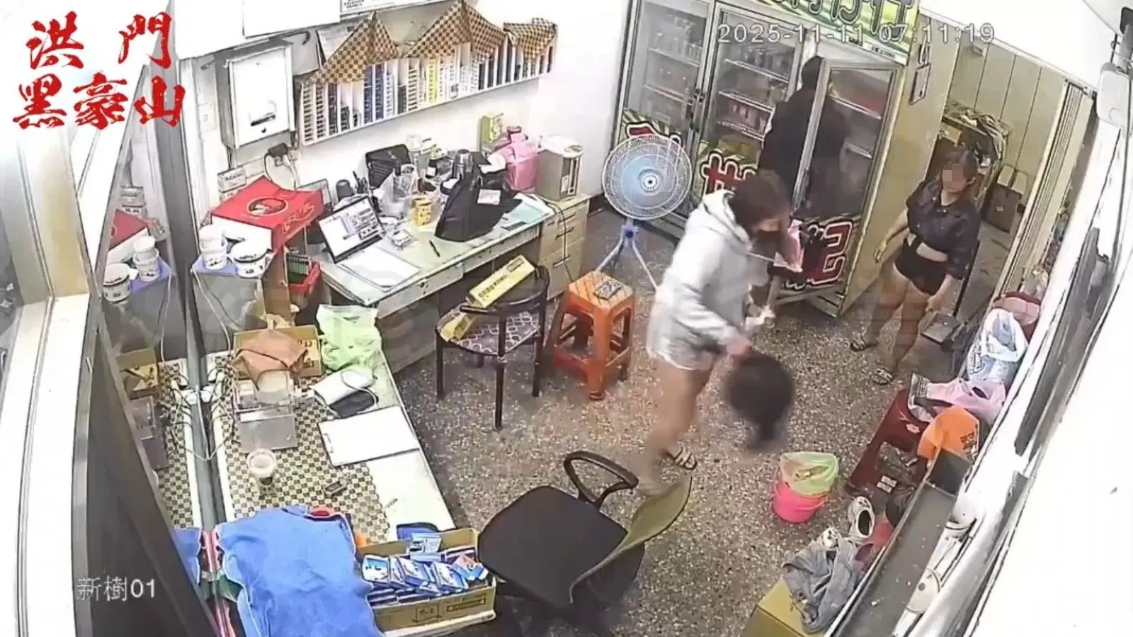 該母親單手抓住幼童右手臂直接拎起。翻攝畫面