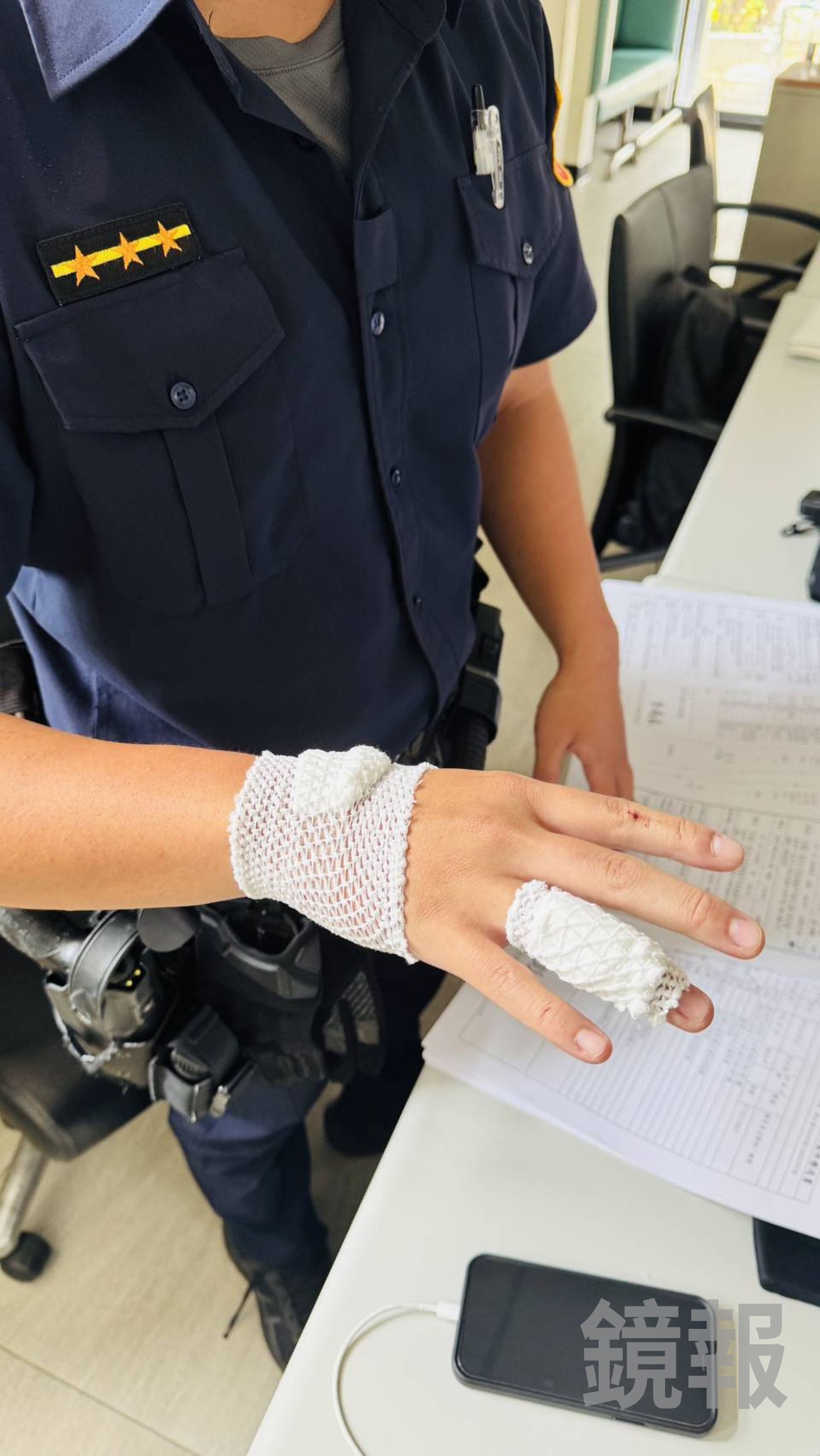 警員因擊破車窗遭噴濺玻璃碎片割傷手背。警方提供