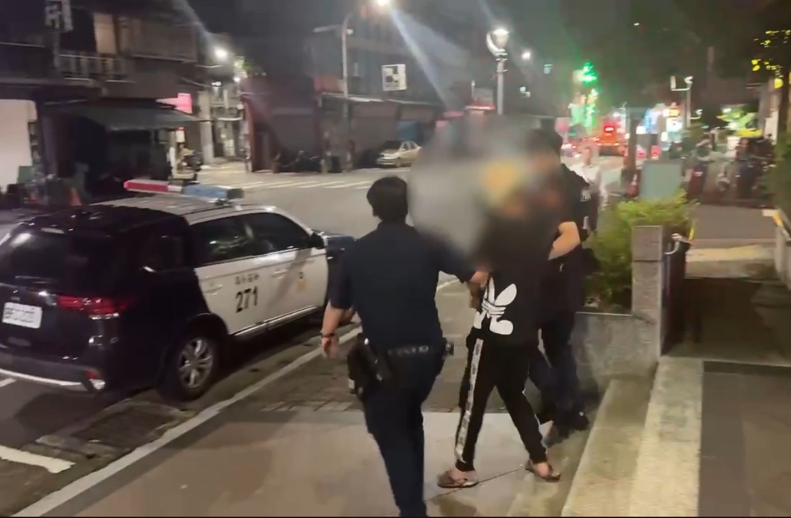洪男被依毒品罪嫌移送。翻攝畫面