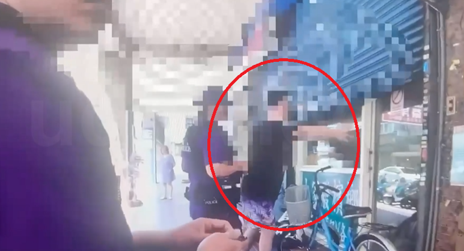 梅海強徒手推倒老婦痛毆。翻攝畫面