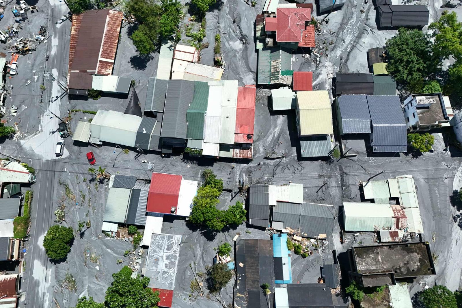 台灣人愛心太濃稠？花蓮物資驚見「二手胸罩」　志工怒：災區不是垃圾場