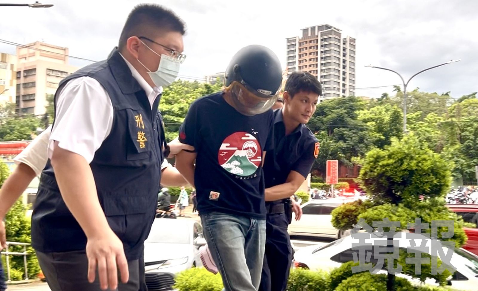 謝嫌被警方從彰化押解回土城。呂健豪攝