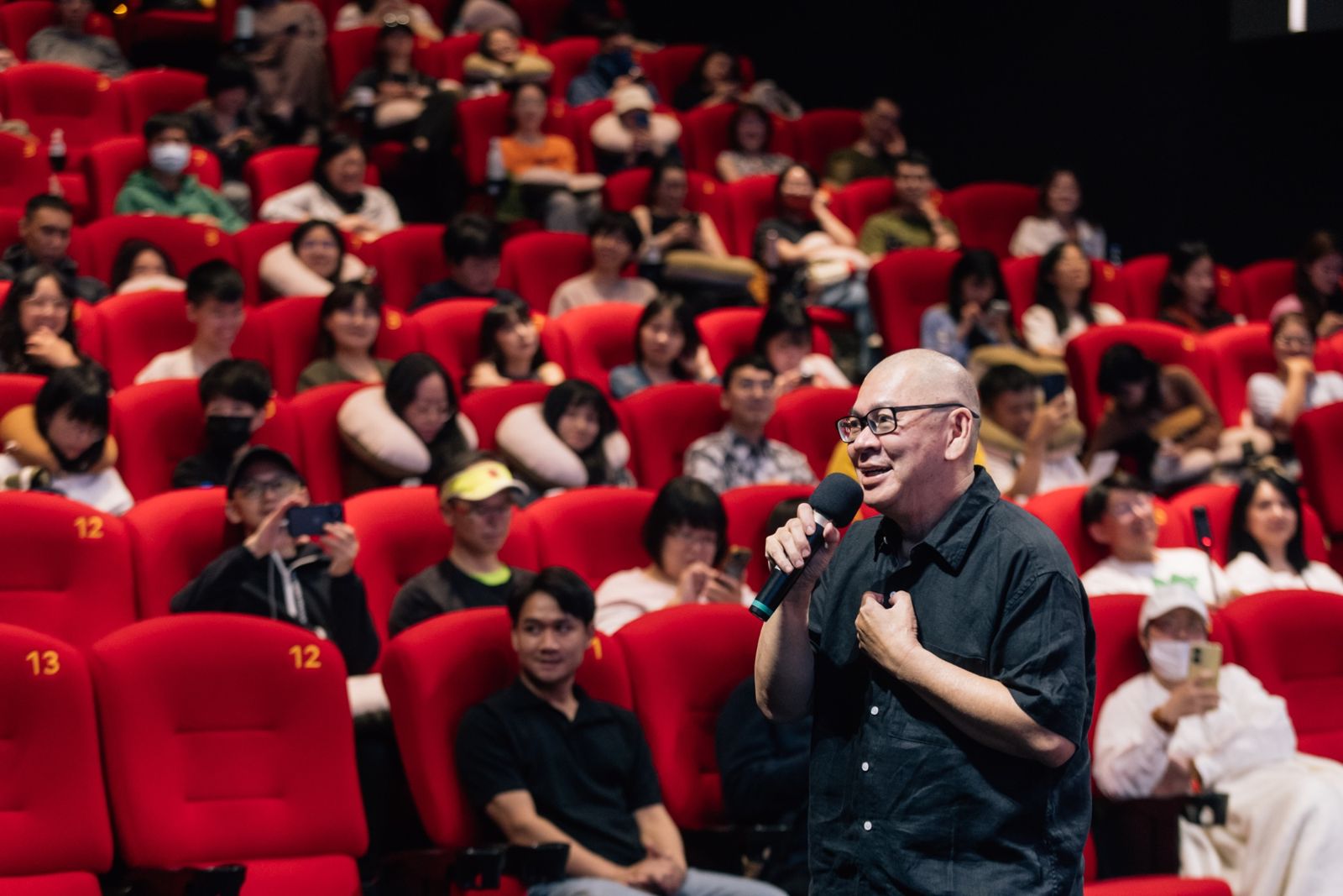 蔡明亮「行者十步」首場夜宿影廳　備壽司、歌本提神百人同宿