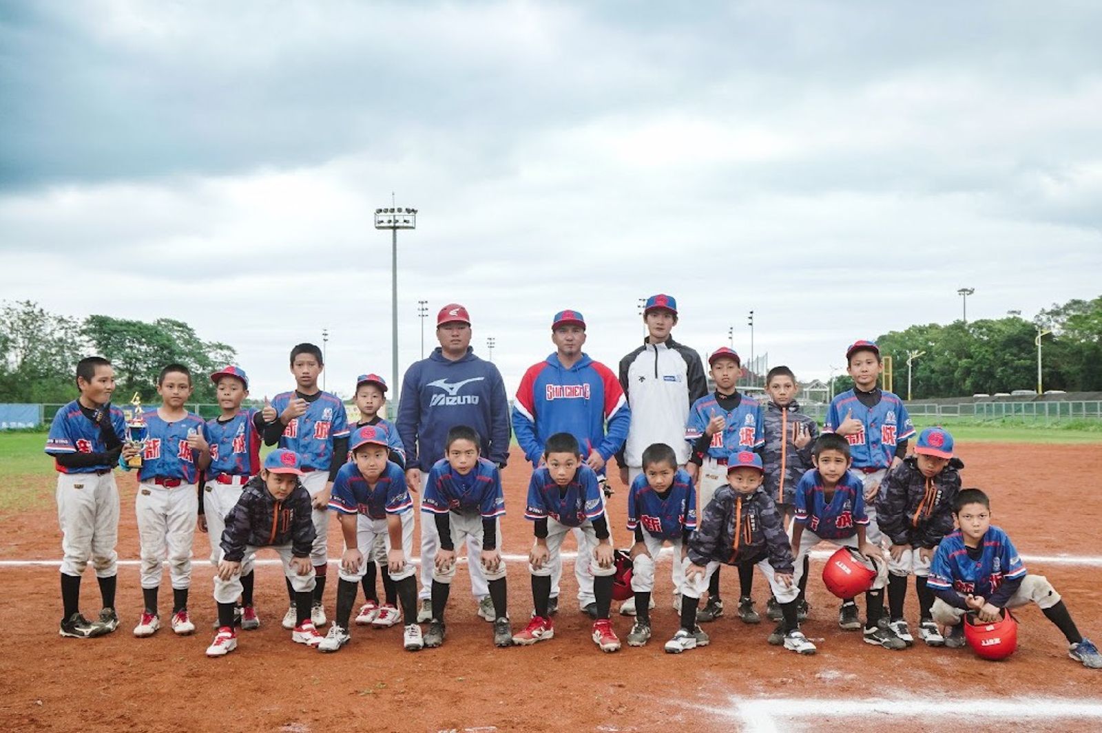 共學基地感謝日立冷氣，幫助棒球隊的小朋友，讓他們距離夢想又更進一步」。好看娛樂提供