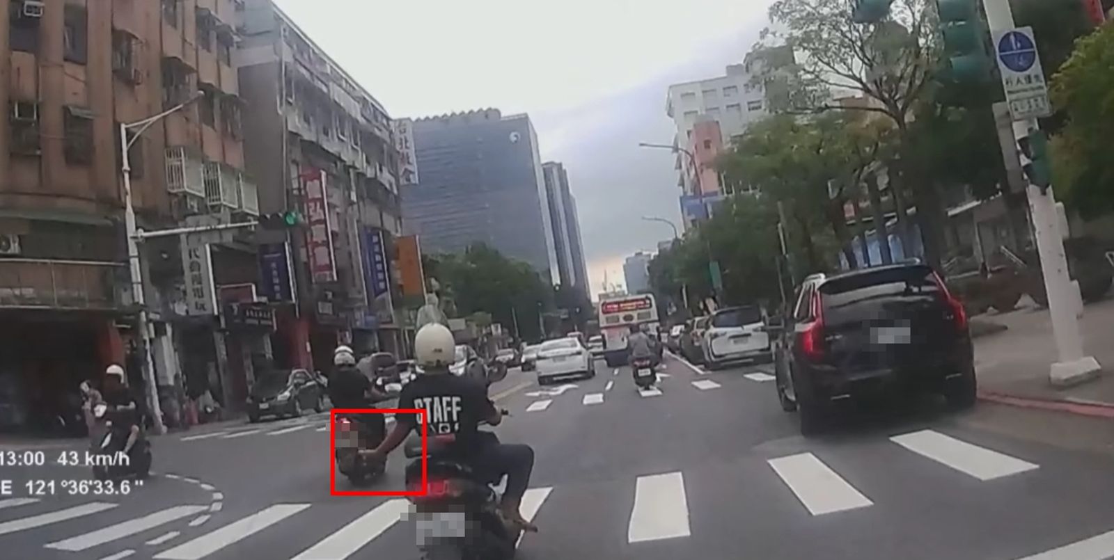 男騎士比出詭異手勢。圖/翻攝自YouTube/WoWtchout - 地圖型行車影像分享平台