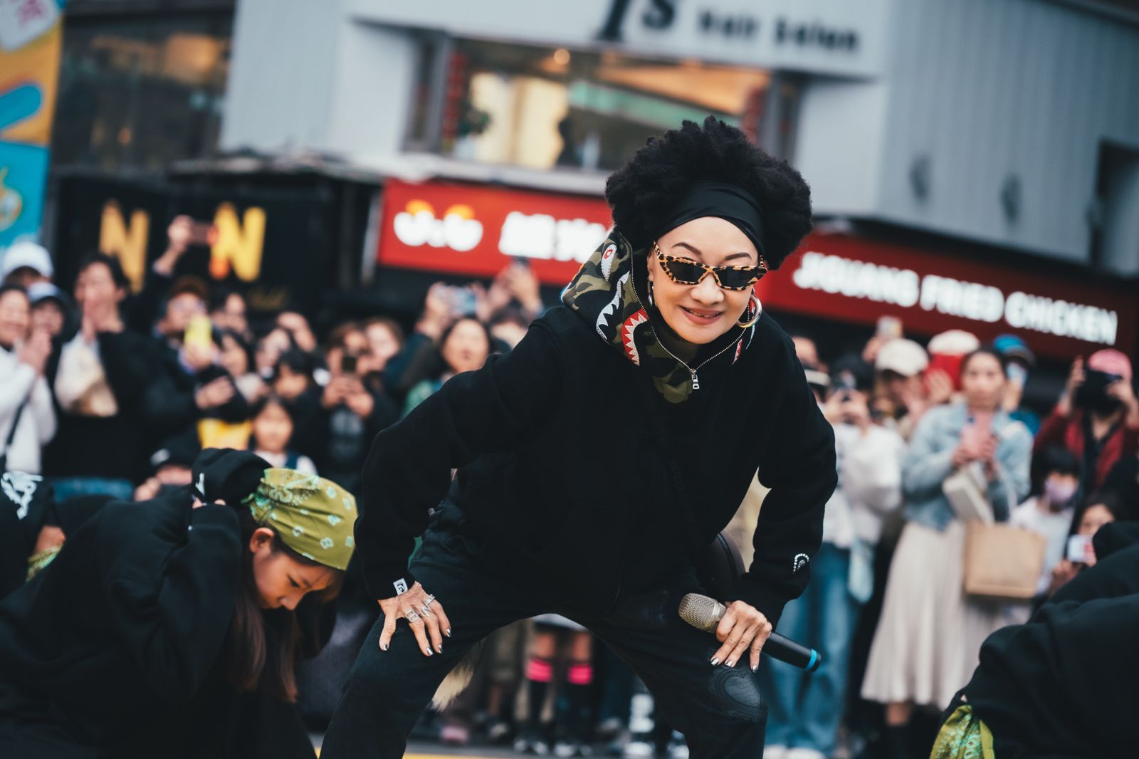 74歲大咖天后街頭熱舞!帥兒「藏身人群」力挺 眼尖歌迷認出就是他