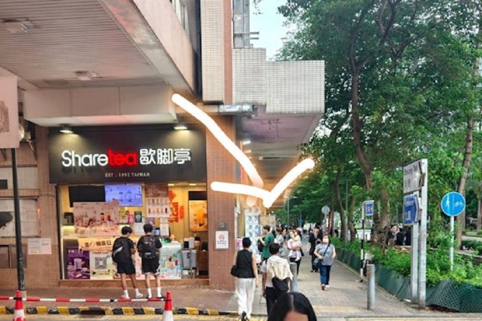 凶器是胸器!港爆女子用胸部犯案 把人逼到咚壁吃霸王餐
