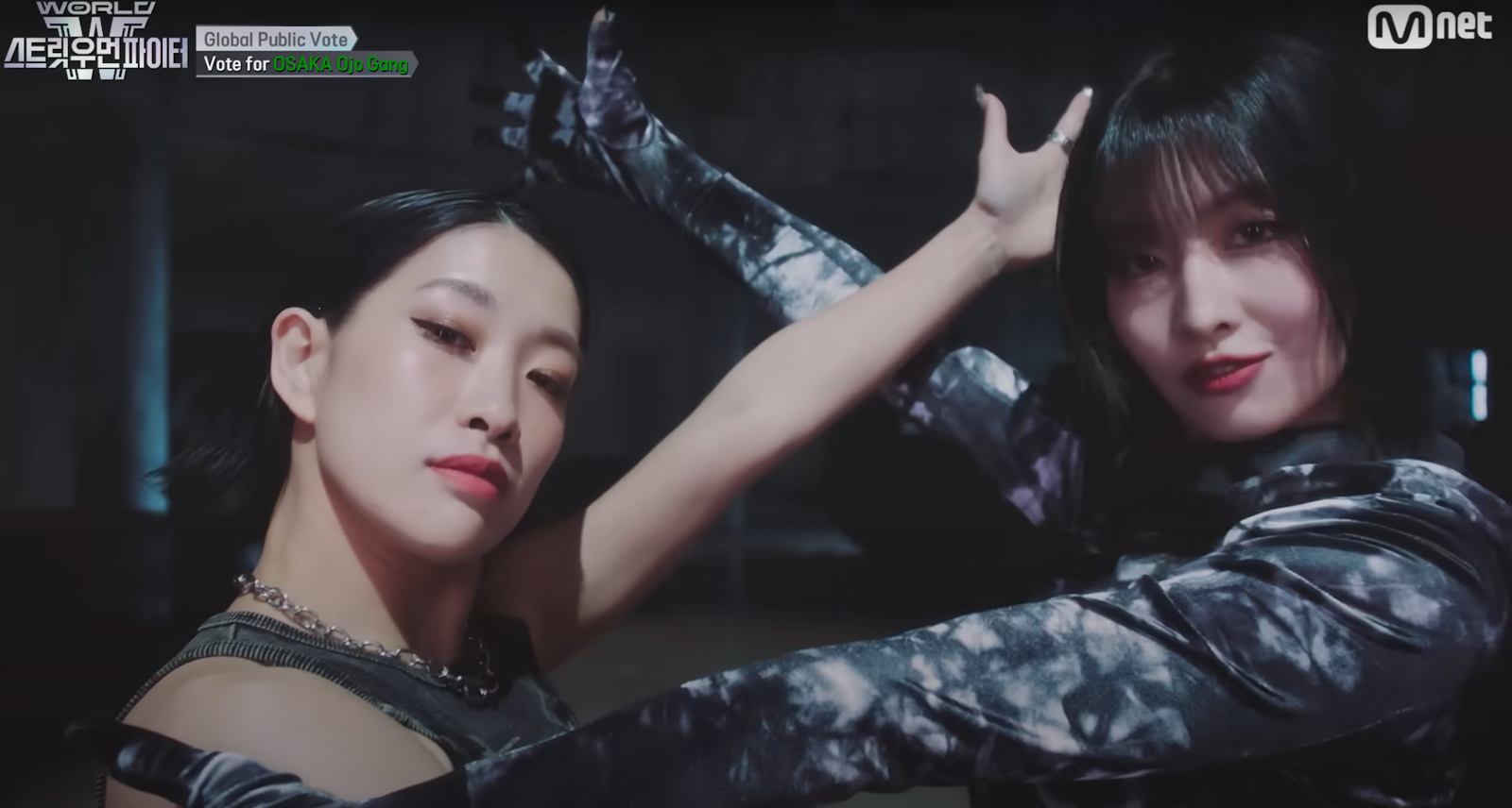 Momo(右)與親姊姊HANA大跳雙人舞。翻攝YT@TheChoomofficial