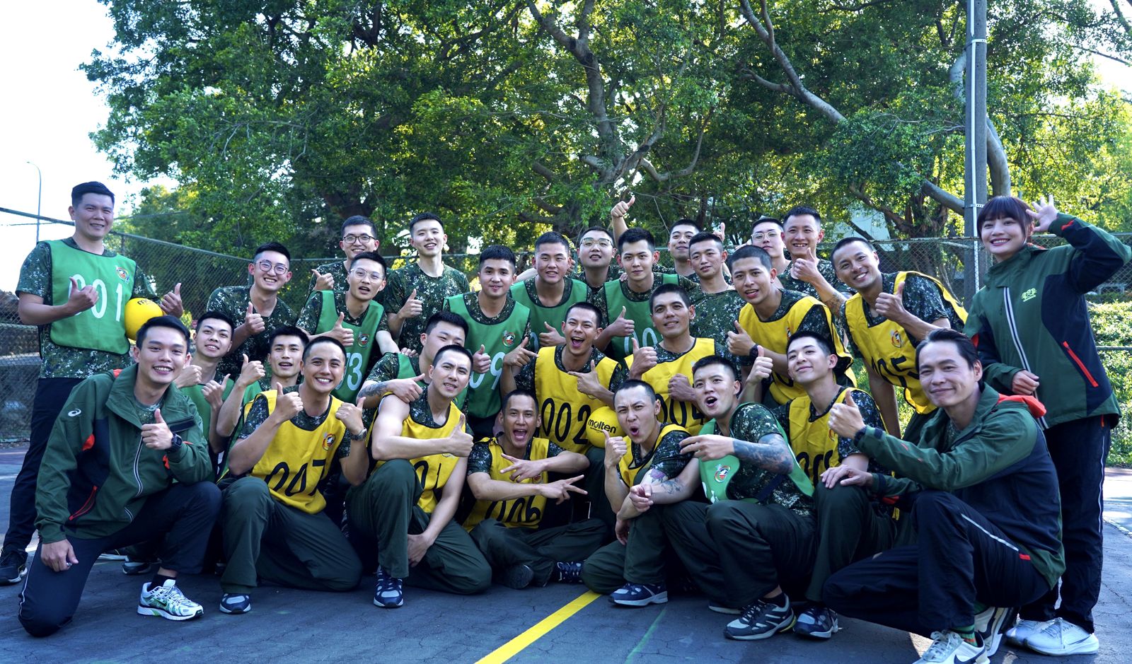 好漢連與重防營弟兄一同進行躲避球大賽。台視提供