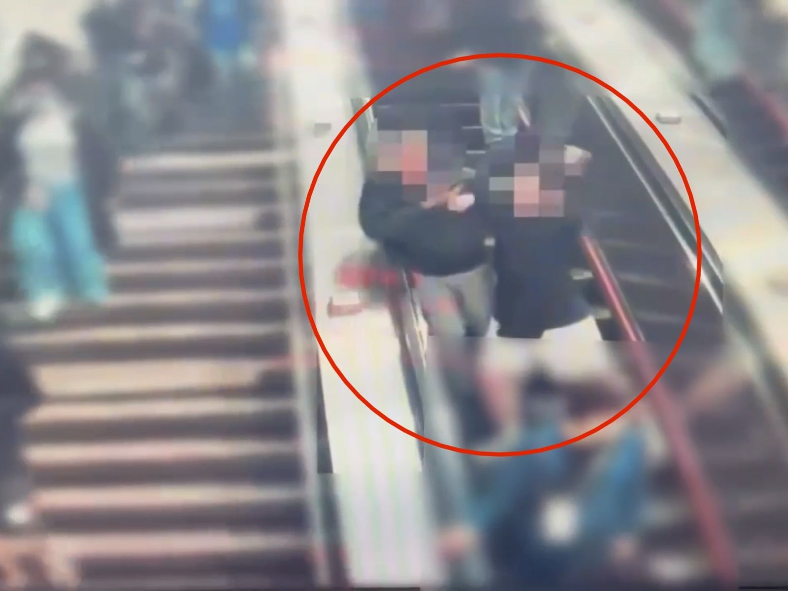 北車手扶梯2男互抓衣領狂揮拳　「鏡頭君」全程目擊畫面曝