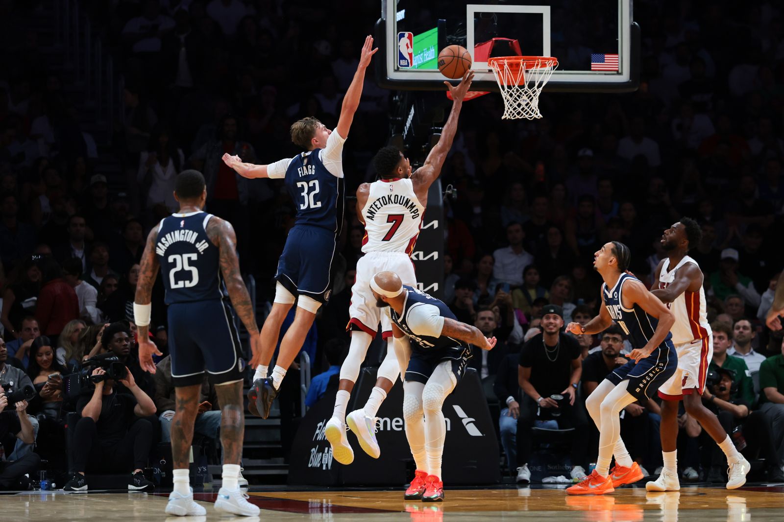 Giannis Antetokounmpo(上籃者)大三元,但邁阿密熱火仍不敵達拉斯獨行俠,前鋒Cooper Flagg(封阻者)繳出雙十數據。圖/達志影像
