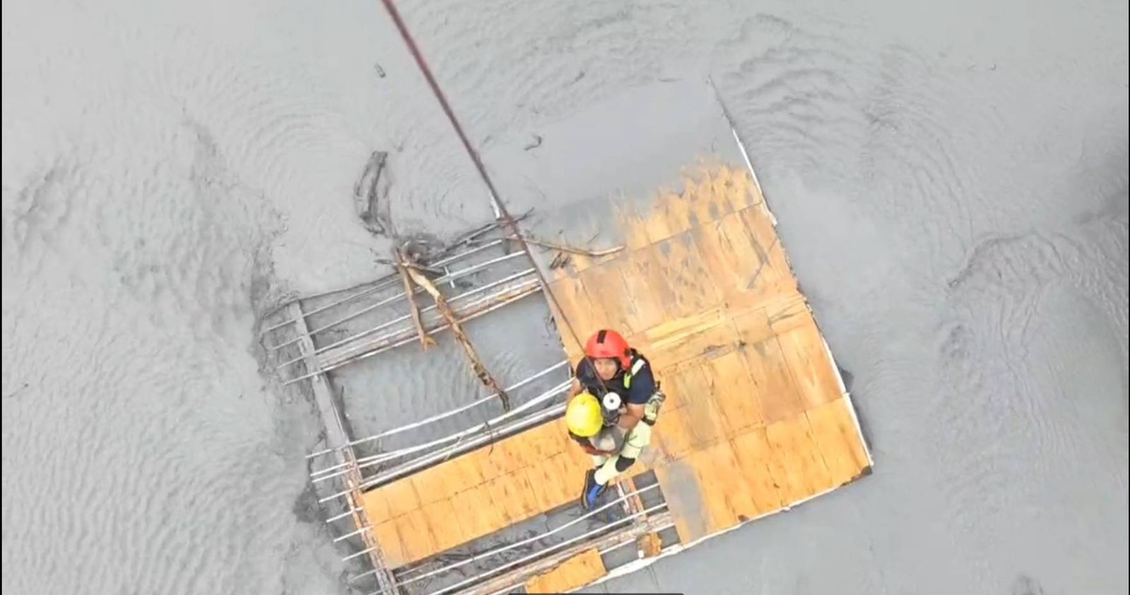 有片／命懸一線！馬太鞍溪黒鷹直升機吊掛救援影片曝光　救出1女6男共7人