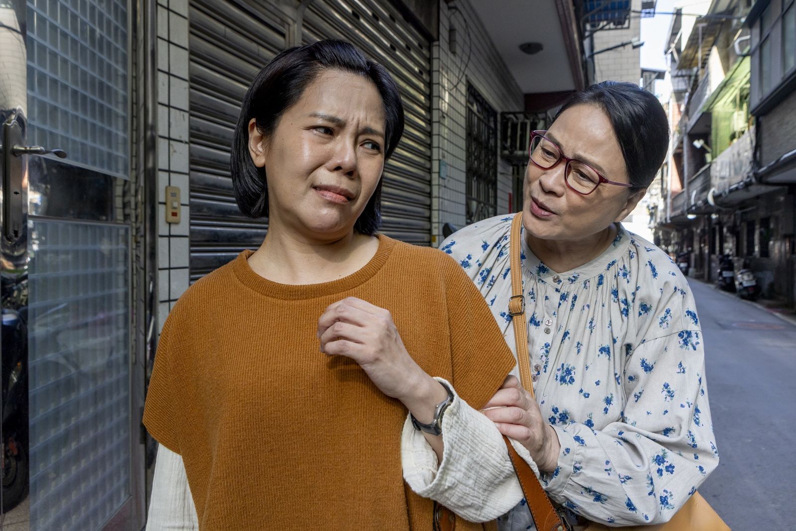 《接住流星的人》陸小芬（右）親自登門拜託黃錦雯來當課輔志工。大愛提供