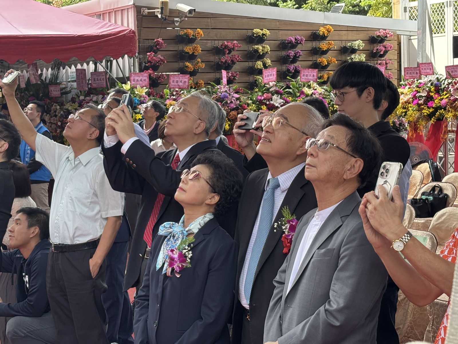 義隆電子董事長葉儀晧、聯電榮譽副董事長宣明智一起出席義隆AI智慧園區總部大樓上樑典禮。