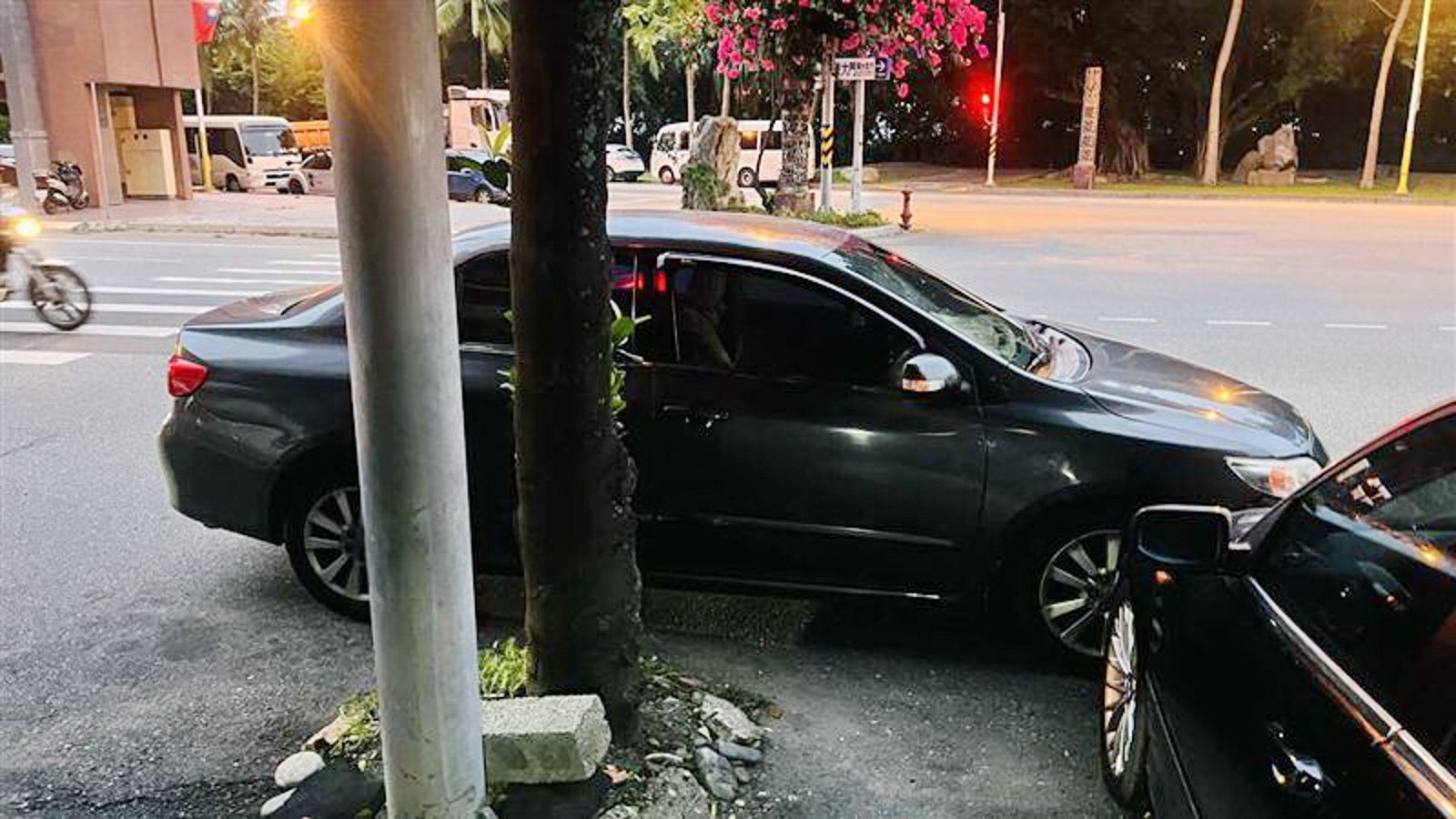 釋姓和尚停車時不慎擦撞BMW轎車。圖/民眾提供