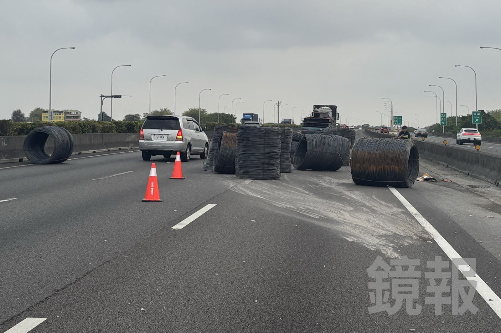驚悚瞬間!聯結車司機疑中風「拚死抓方向盤」 橫切4車道 24噸鐵線圈國道噴飛