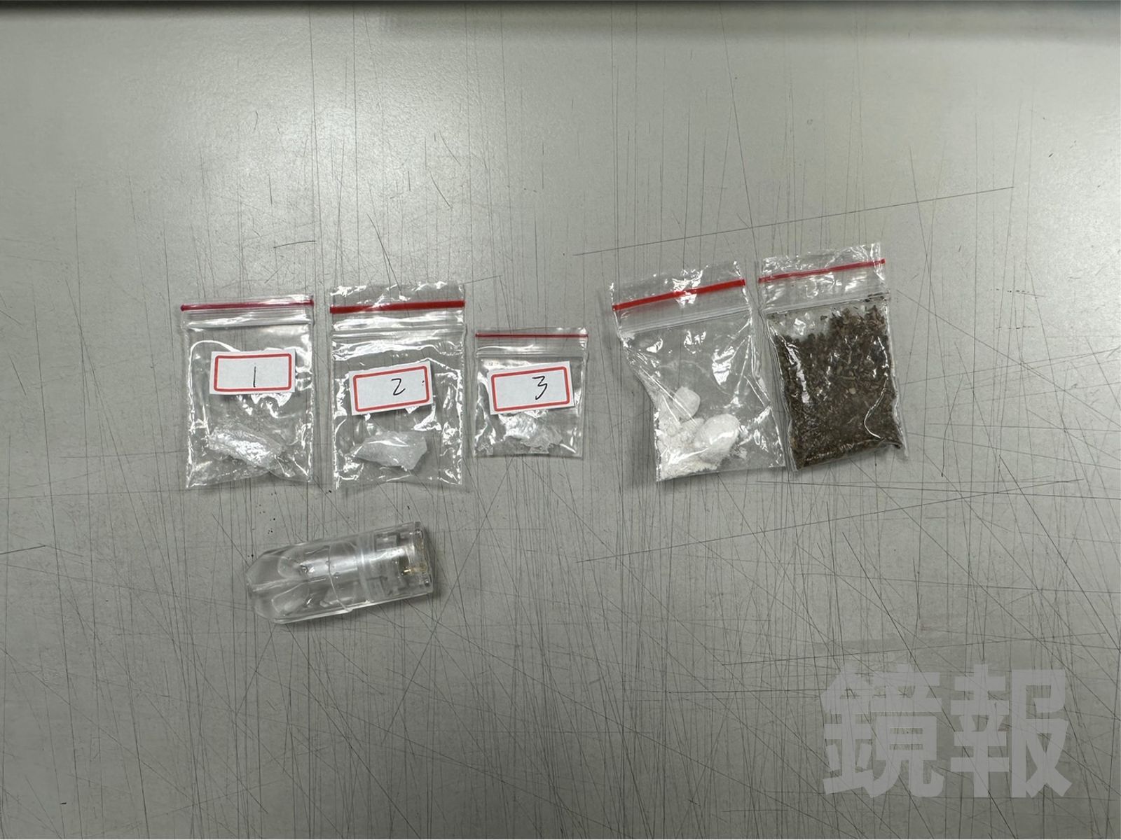 警方在江男身上查獲多項毒品。翻攝畫面