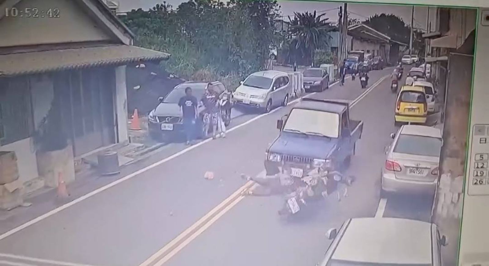 毒蟲闖紅燈拒檢狂飆！75歲嬤買菜回家慘死輪下　機車瞬碎「人被捲入車底輾過」