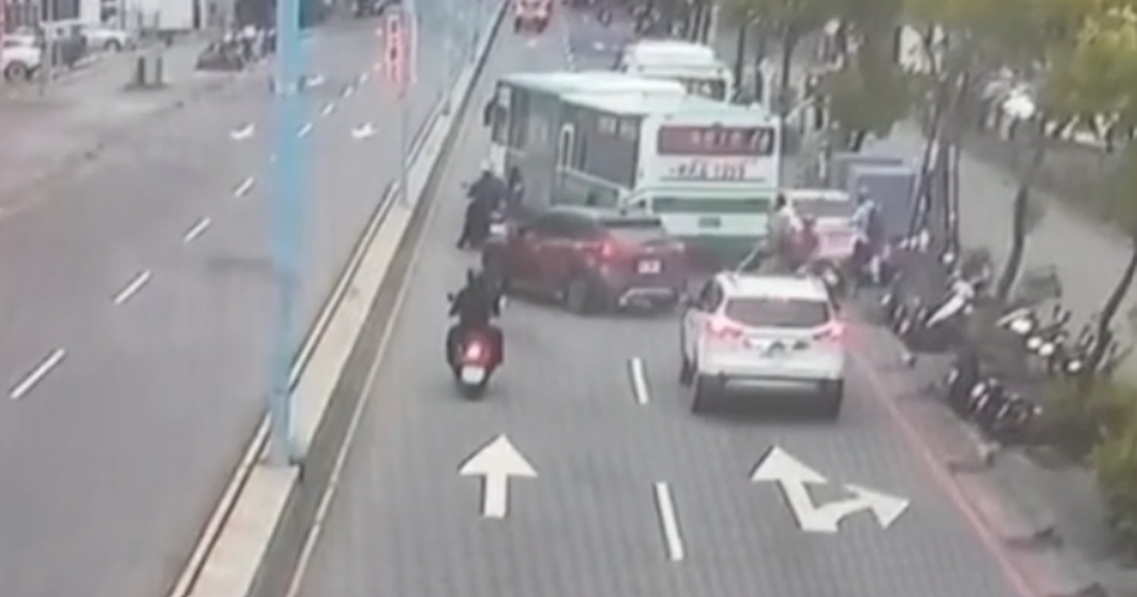 新北黑絲女駕駛橫衝直撞！波及「2公車、6機車」　車上被搜出2物下場慘了