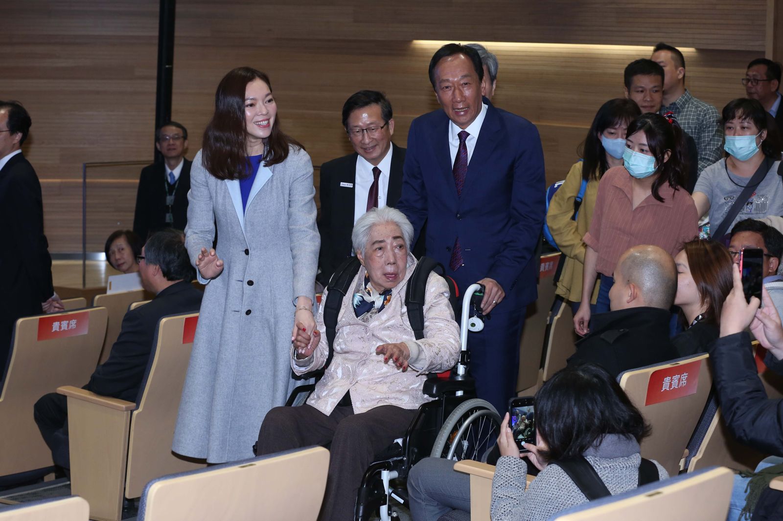 郭台銘超聽媽媽話！不只每天抱抱、陪散步　連戀情走向都要過她這關