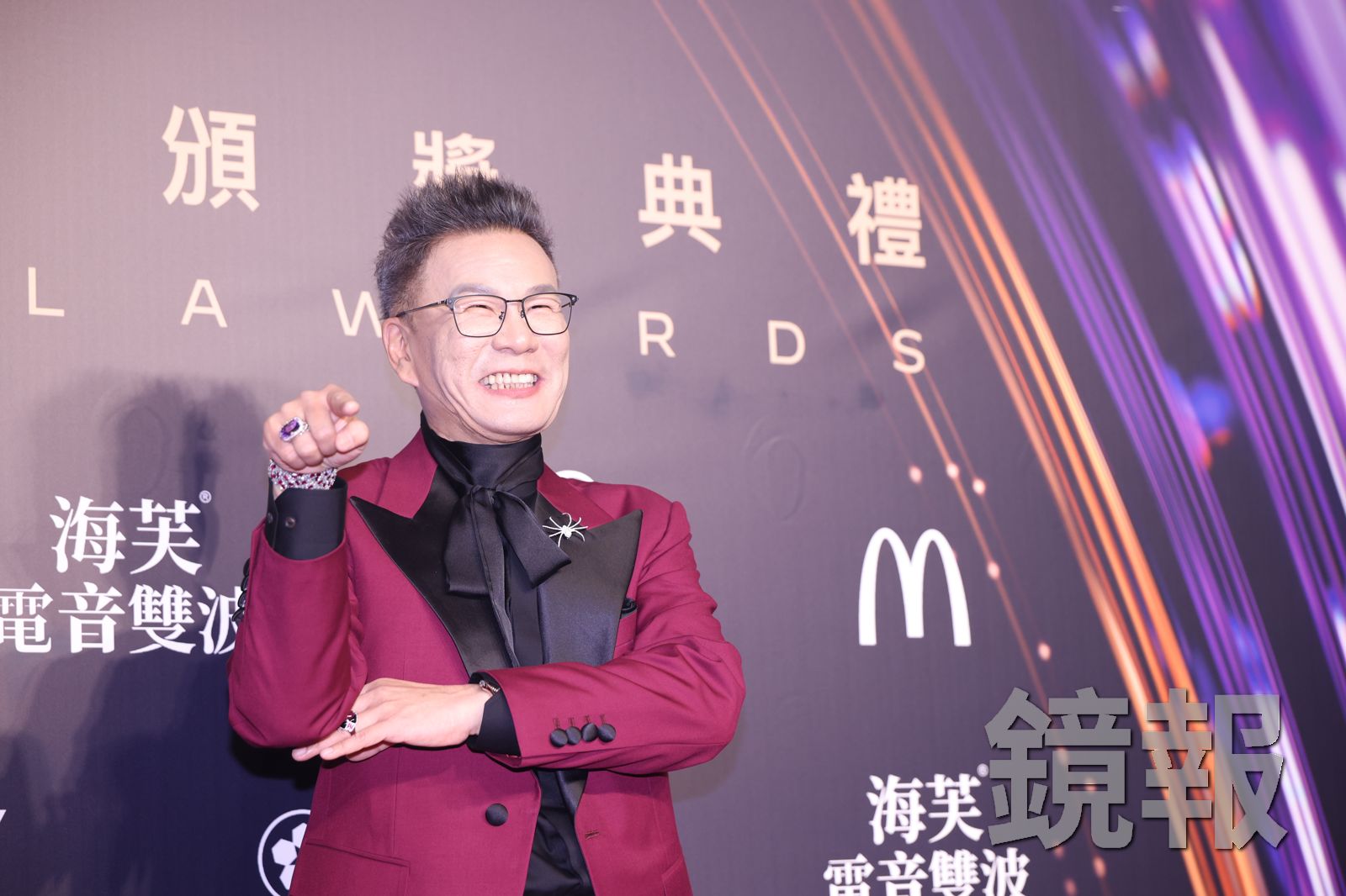 沈玉琳一身勃根地紅西裝十分帥氣。攝影組