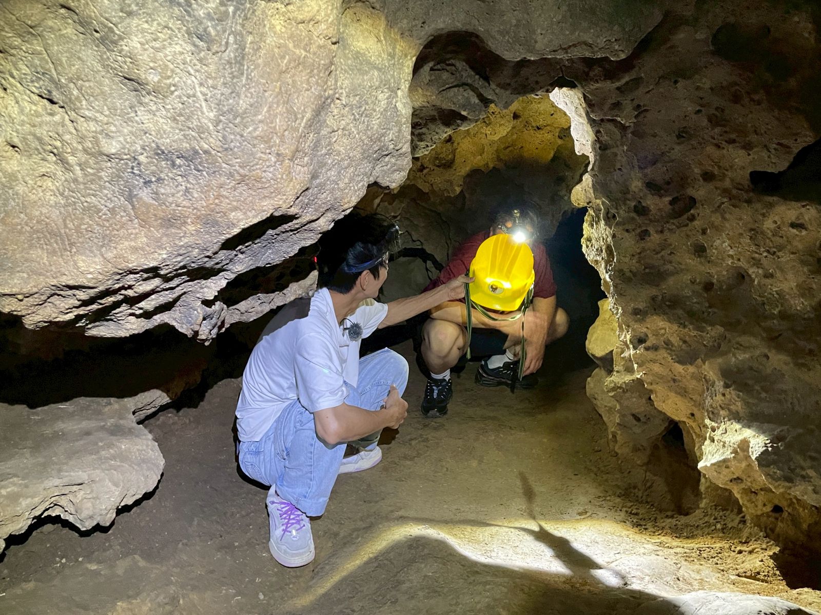 大自然雕刻12萬年!阿翔闖壽山「地底異世界」 驚見120公分巨型猩猩鐘乳石