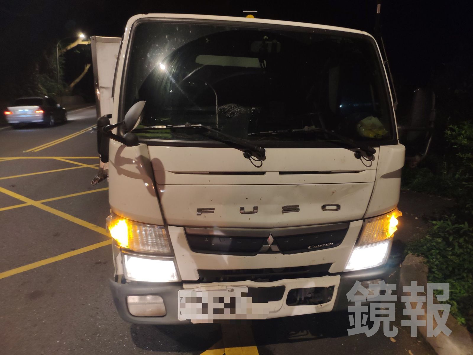 小貨車張姓司機四肢擦傷,無生命危險。