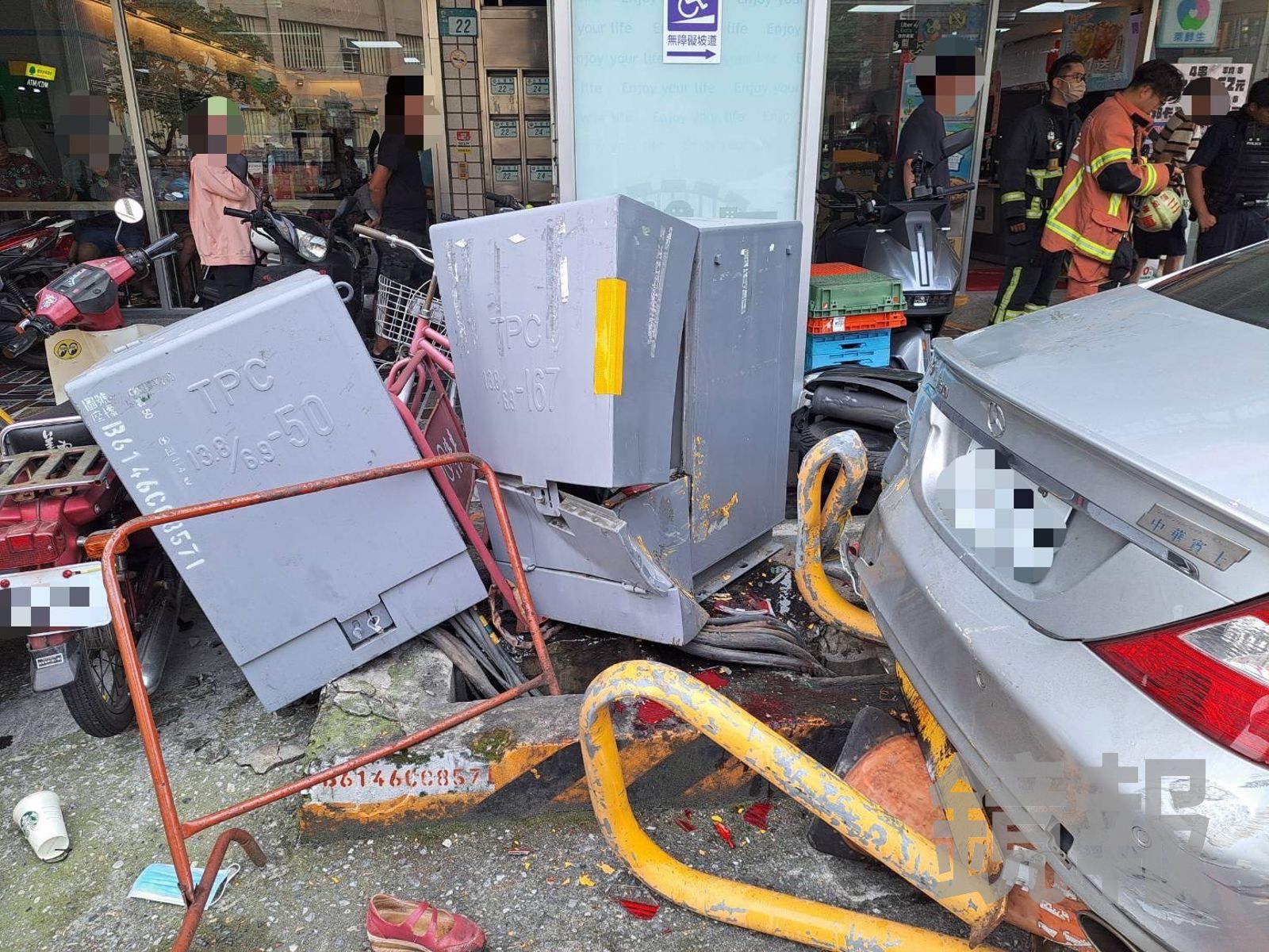 台電變電箱也遭到波及撞毀。翻攝畫面