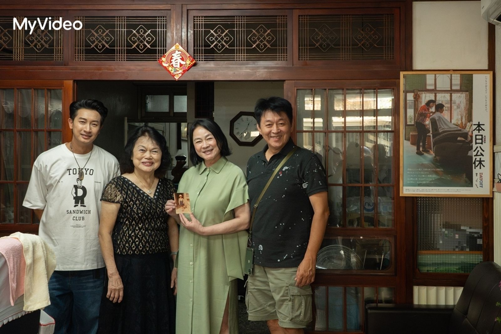 陸小芬(右2)率領庹宗華(右1)、邱凱偉(左1)重回電影拍攝《本日公休》現場。台灣大哥大MyVideo提供