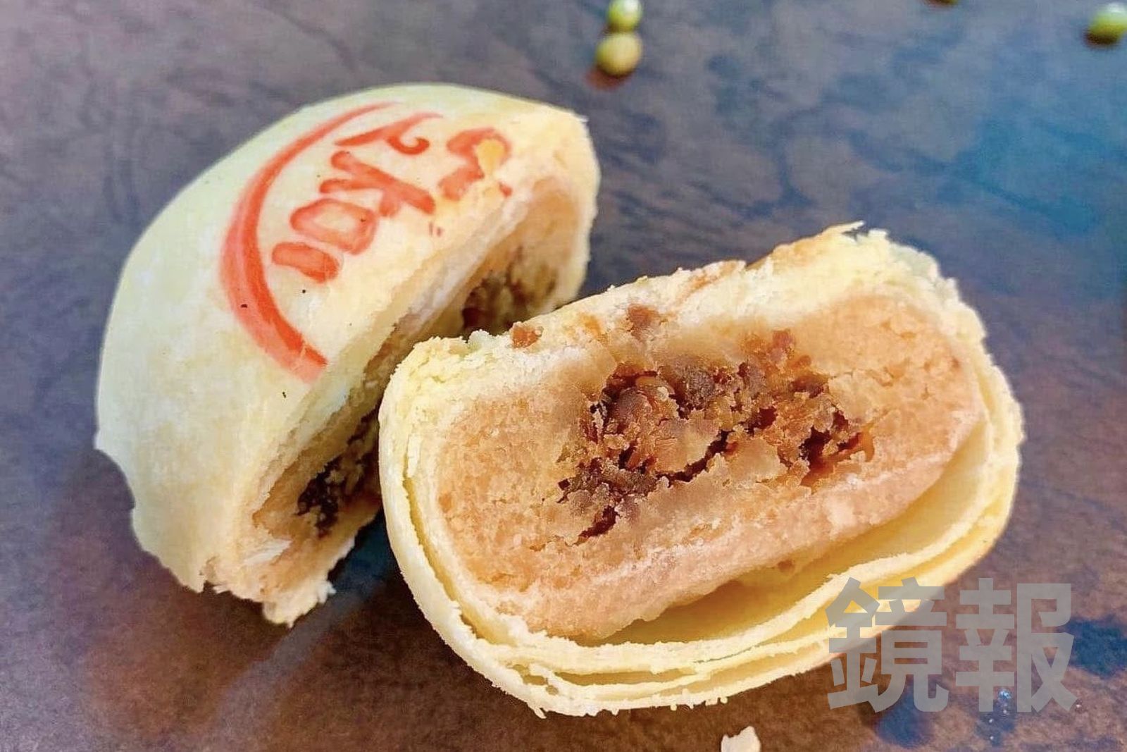 「古早味綠豆椪」豬肉末嘗得到紅蔥頭香氣,與綠豆的香甜很搭。(60元/個)