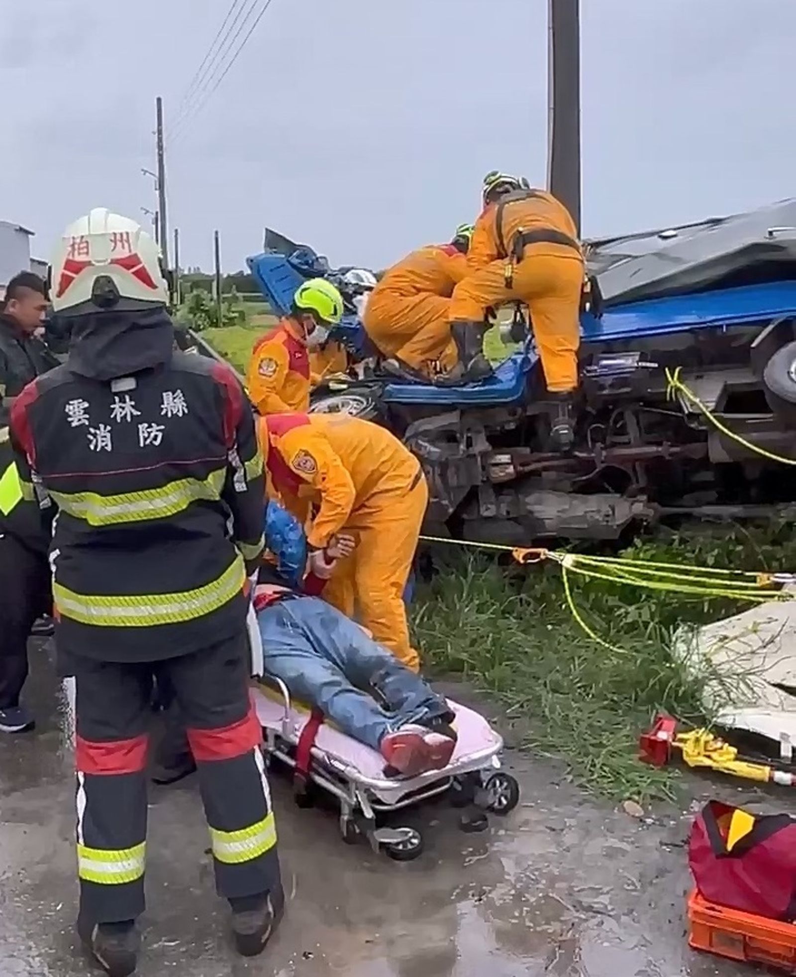 快訊/雲林驚悚車禍!小貨車「底朝天」翻覆 駕駛命危 乘客重傷清醒竟先找手機