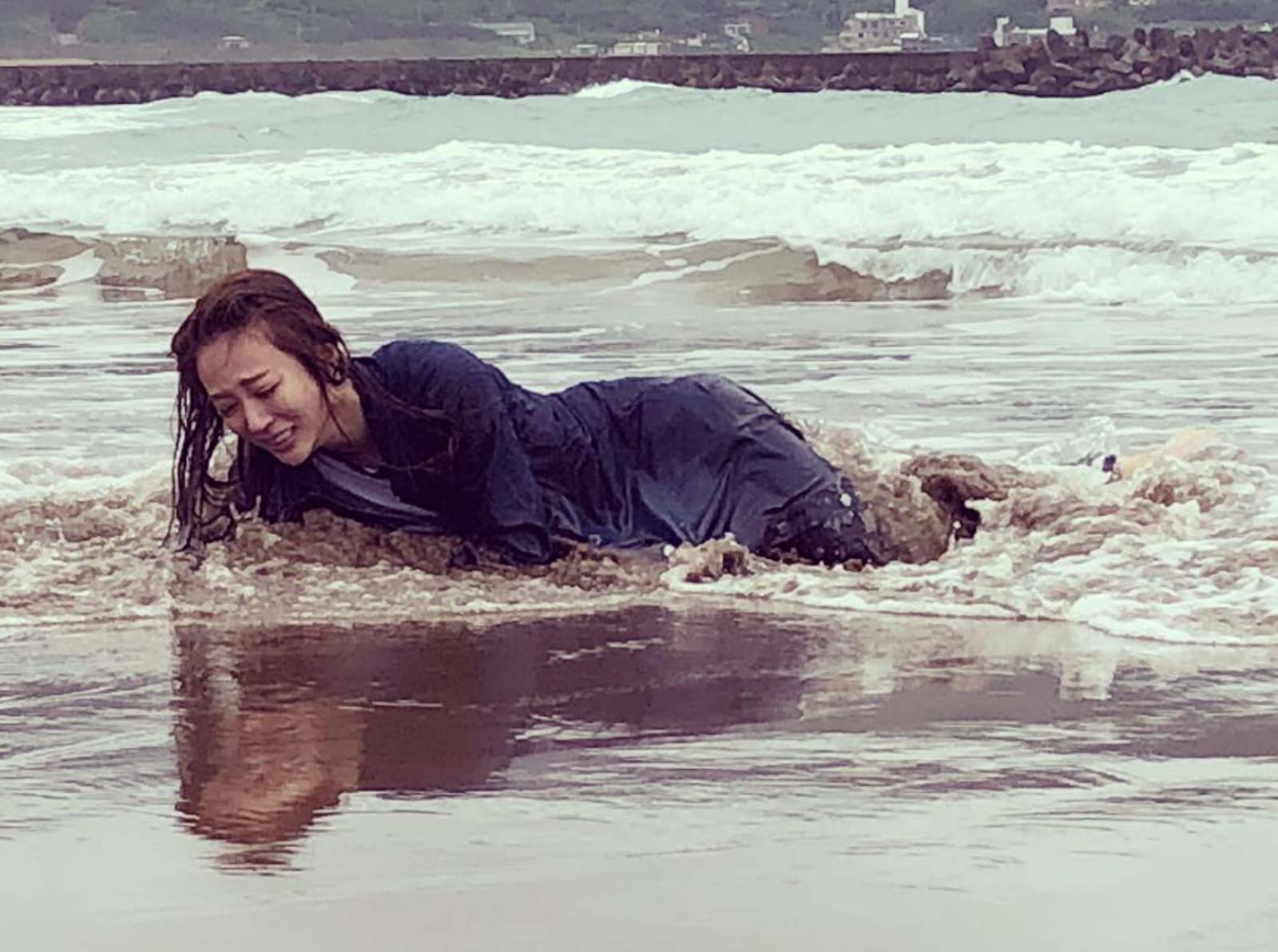 高宇蓁在《金家好媳婦》拍跳海戲過程敬業。 翻攝jeanjeankao IG