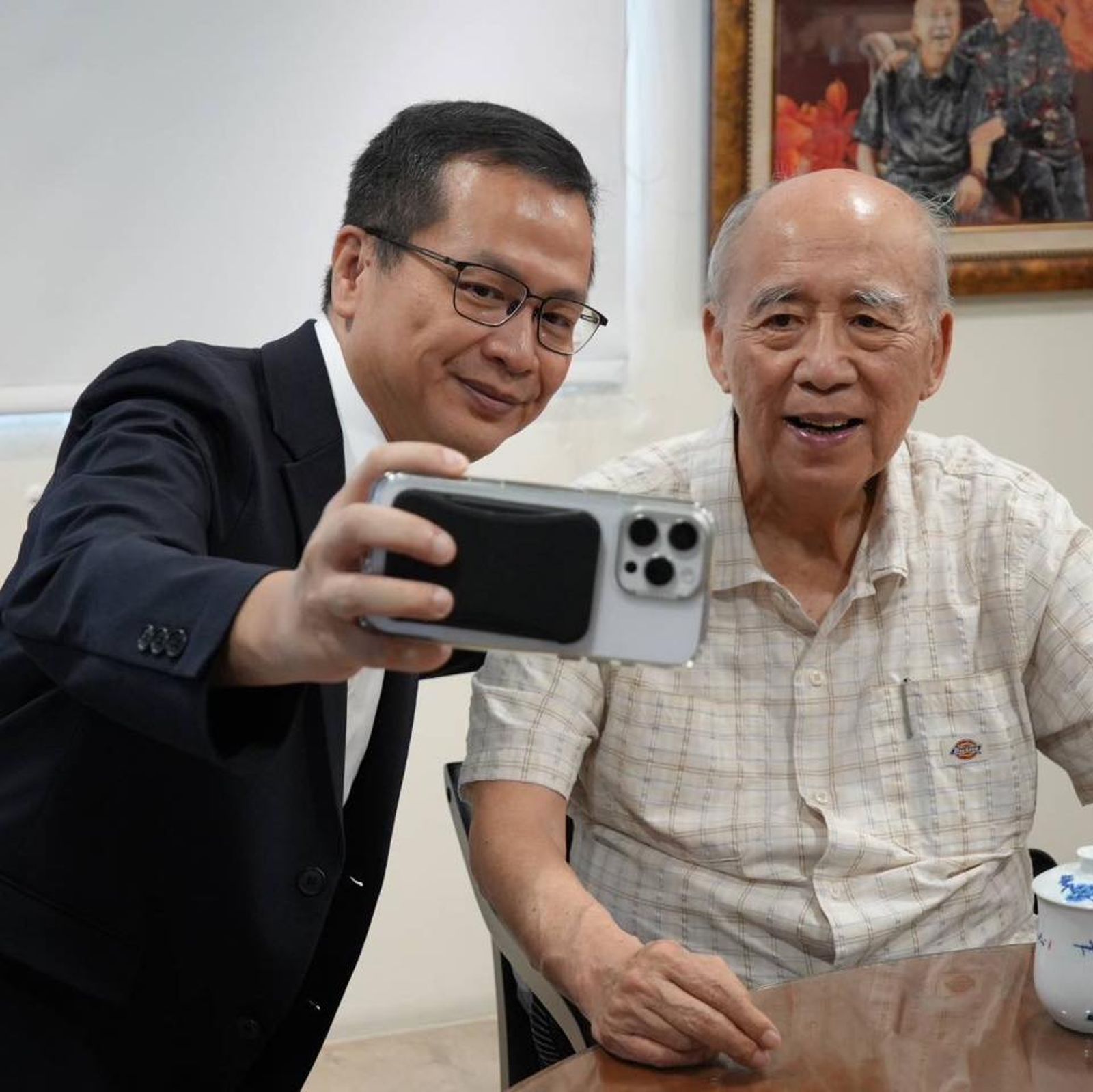 羅智強拜訪吳伯雄盼跟隨腳步　「無私無我」助盧秀燕攻總統大位