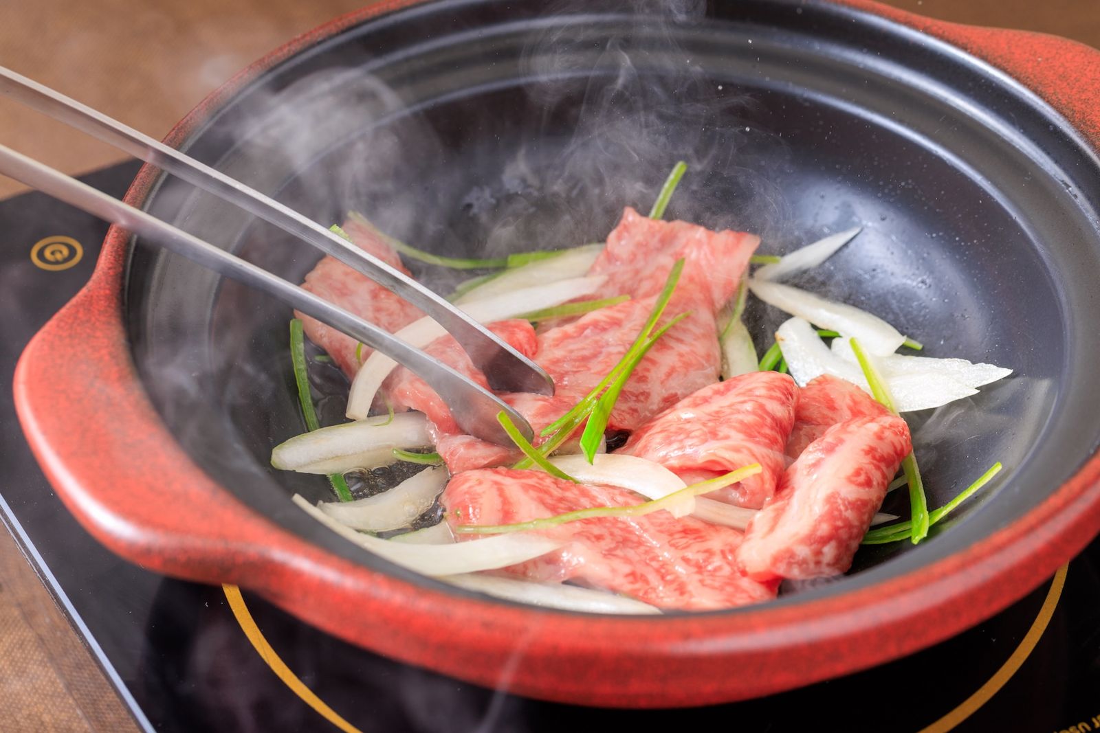 「Shabu家」會先幫客人把和牛與辛香料爆炒後,再加入特製高湯滾煮。(Shabu家供圖)