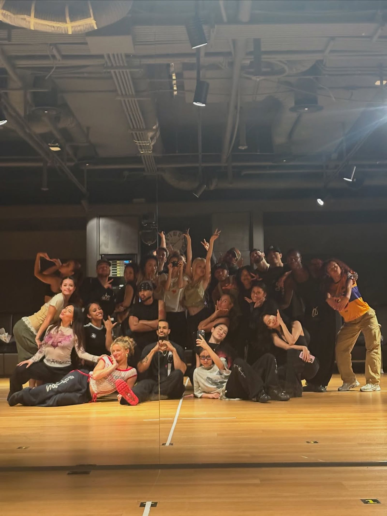 BLACKPINK與舞者們拍下練習花絮照。翻攝IG@jennierubyjane