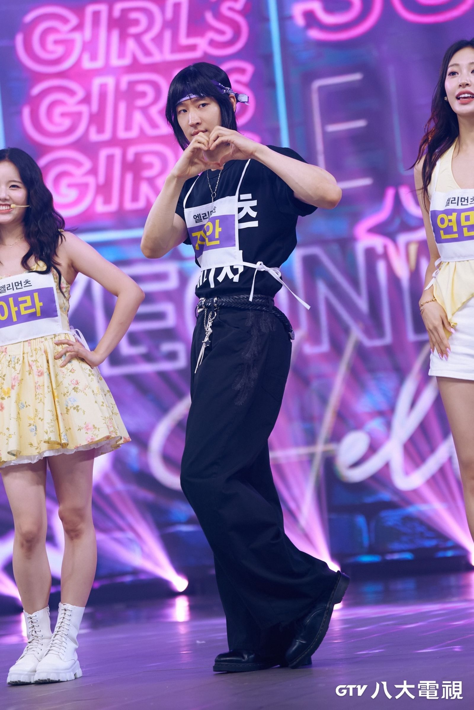 李帝勳劇中為了解救委託人,化身經紀人還幫跳女團舞。圖/八大電視