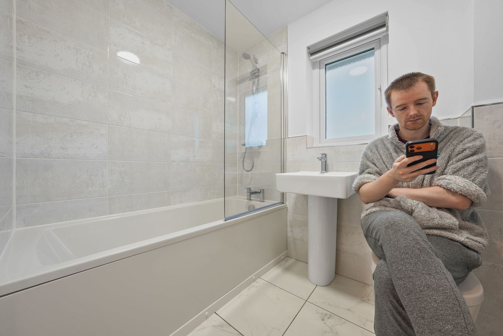 上廁所滑手機！痔瘡風險增加46％　醫建議最佳如廁時間：別讓菊花承受壓力