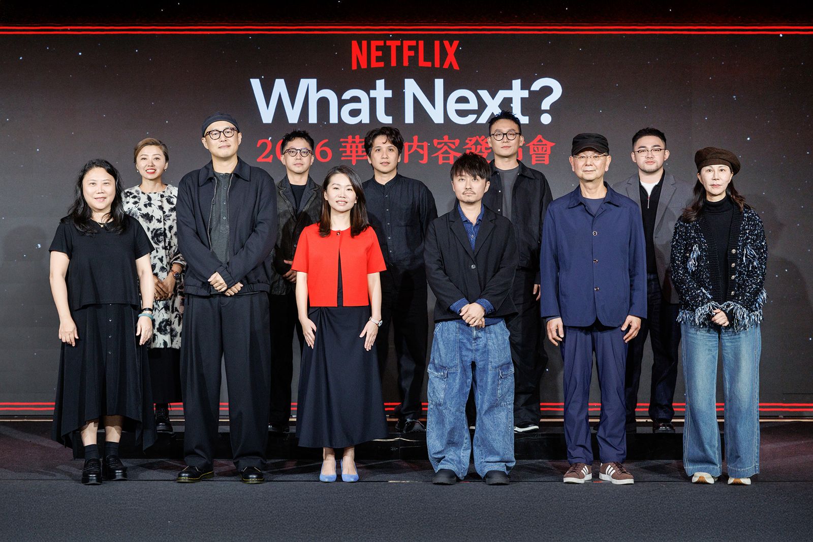 「2026 Netflix What Next? 華語內容發布會」,《乩身》監製莊淳淳(左起)、導演管偉傑、Netfilx華語內容總監黃怡玫Maya、《急診室的奇蹟》編導黃靖祖、導演李志薔、監製李良玉等人出席。Netflix提供