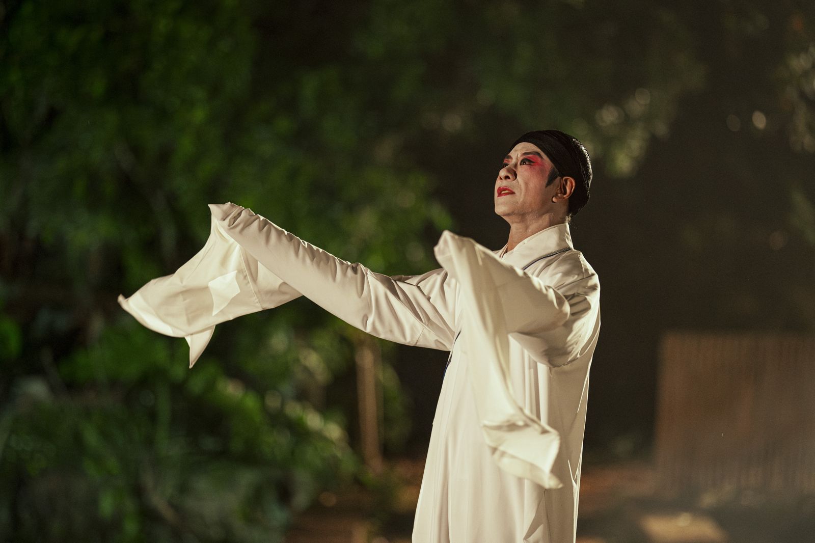 朱栢康花了一個月練習越劇唱腔、身段，可惜最後因片長關係幾乎剪光。伯樂影業提供