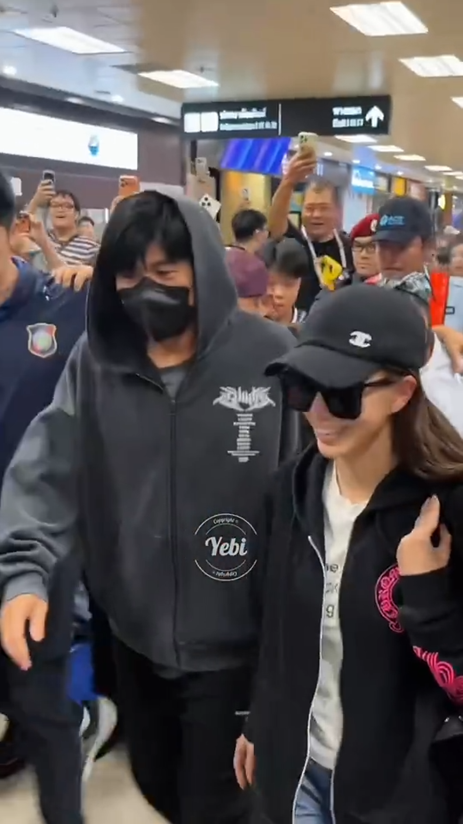 周杰倫與昆凌抵達泰國時，被民眾包圍場面混亂，周杰倫全程護妻。翻攝微博
