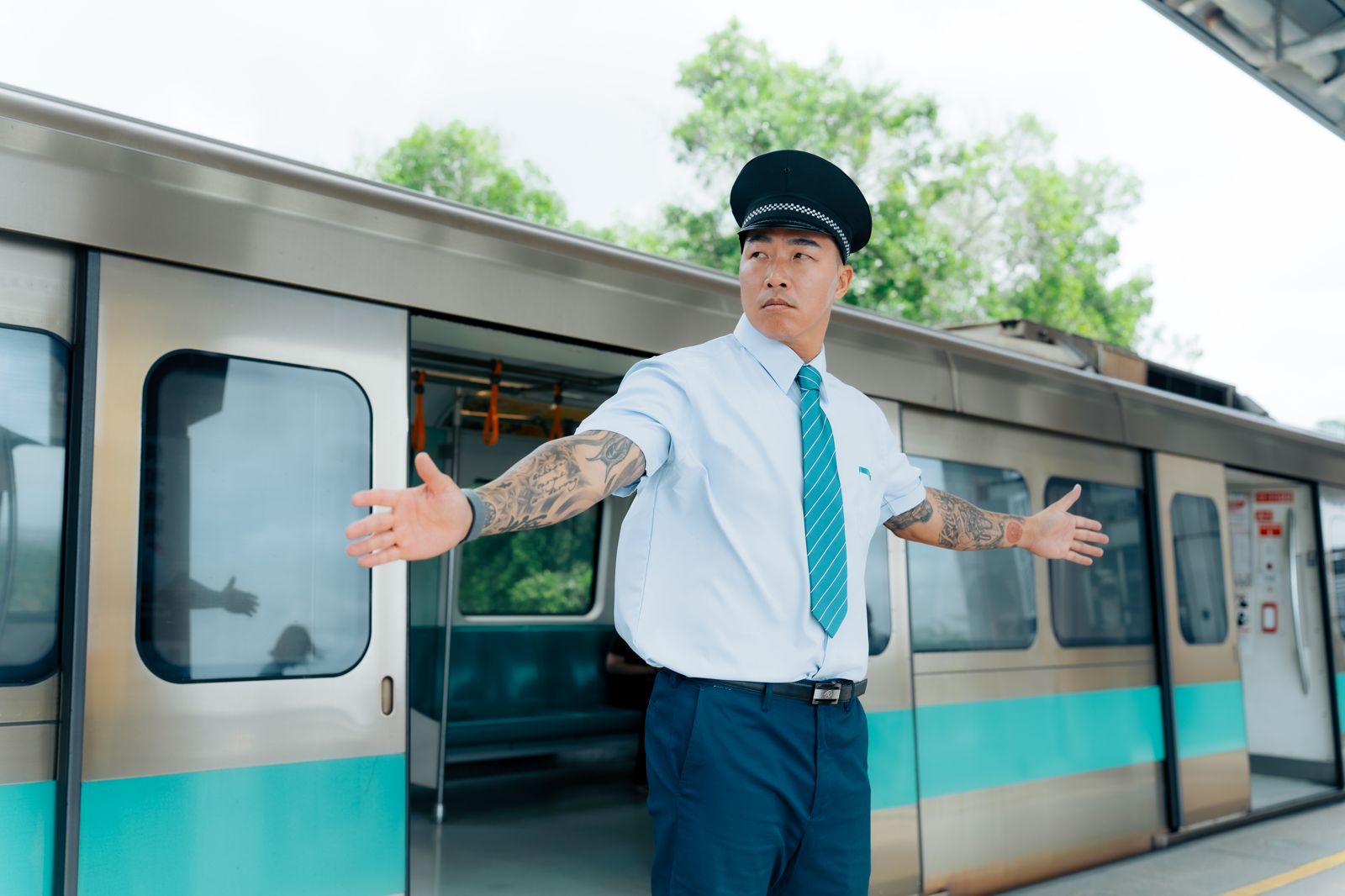 「鐵道員」郭泓志帥氣登場 。好看娛樂提供