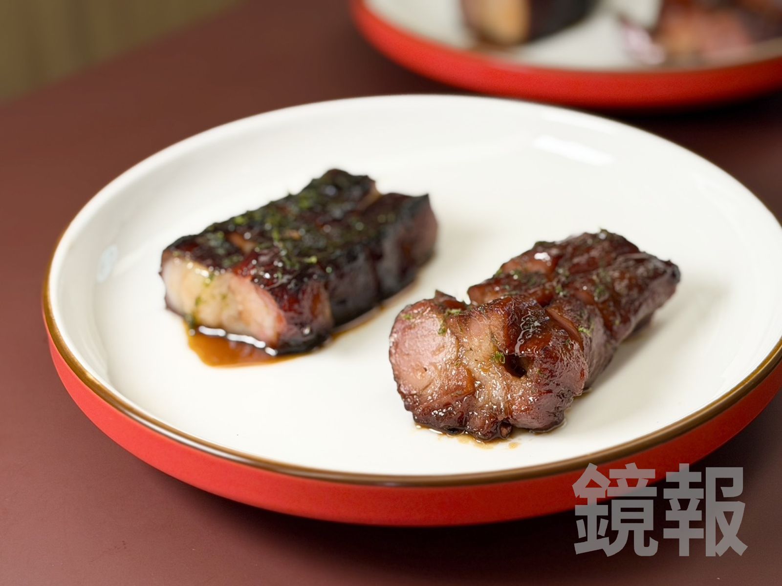 「焦蜜鴛鴦黑叉燒」可以吃到蜜汁叉燒的甜鹹,還有黑叉燒的腴嫩化口。(288元/份)